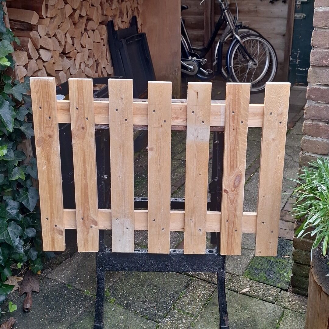 Garden fence made from a pallet